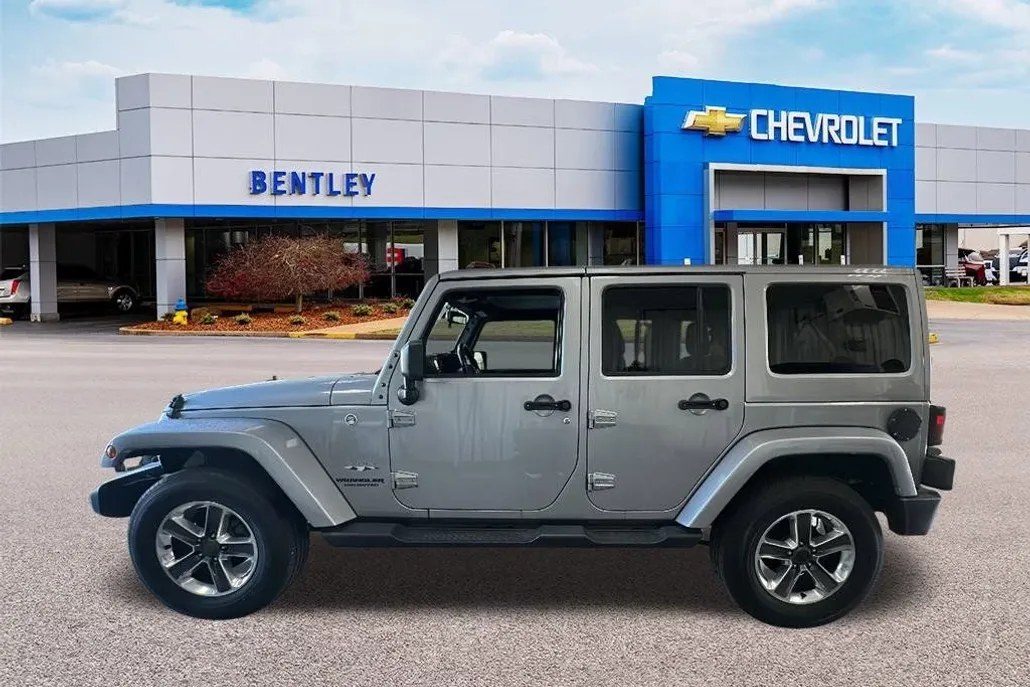 2016 Jeep Wrangler Unlimited Sahara photo 1