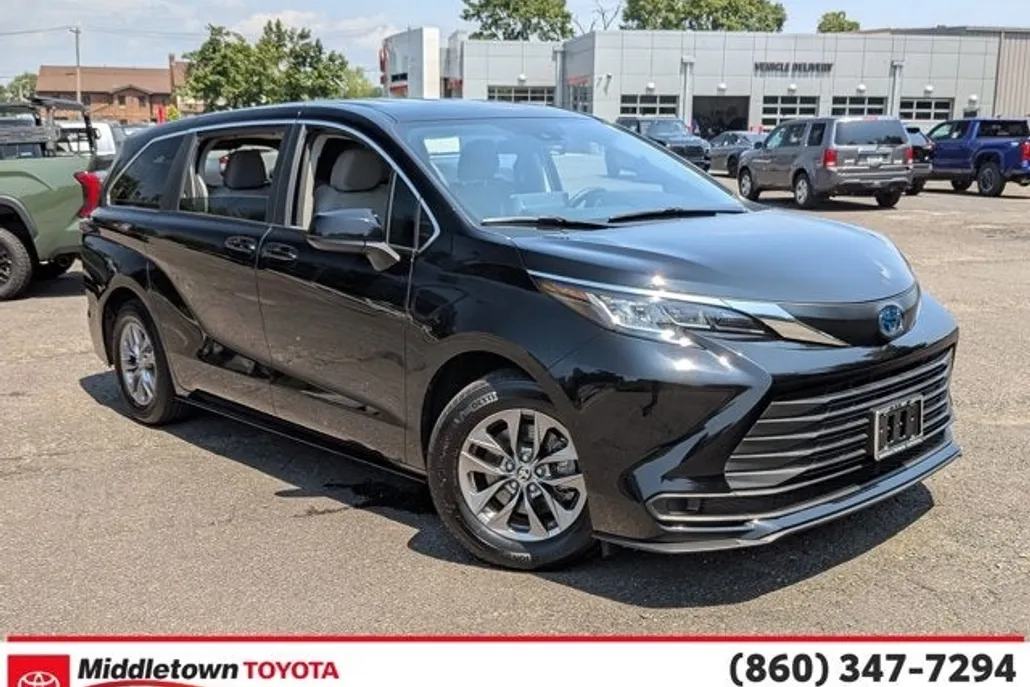 2023 Toyota Sienna LE photo 1