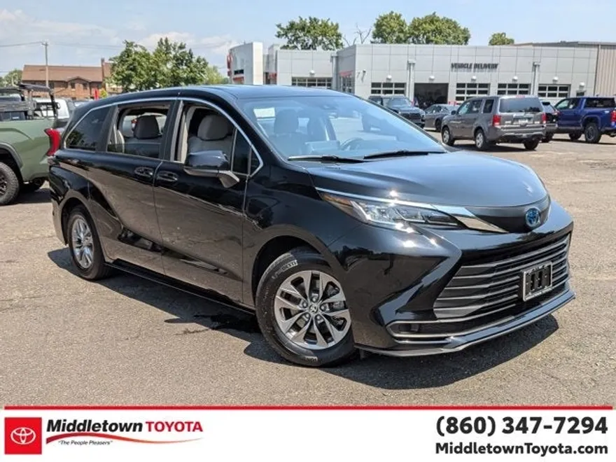 2023 Toyota Sienna LE photo 1