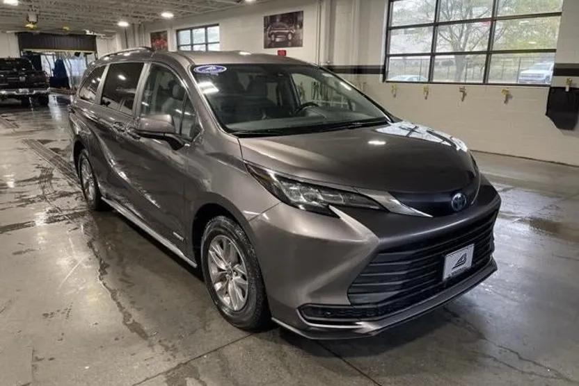 2021 Toyota Sienna LE photo 1