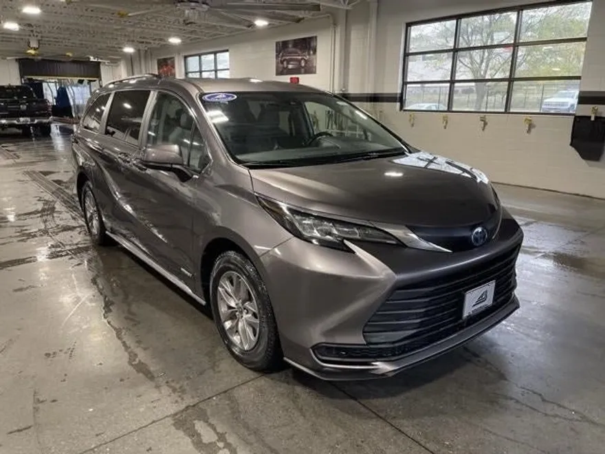 2021 Toyota Sienna LE photo 1