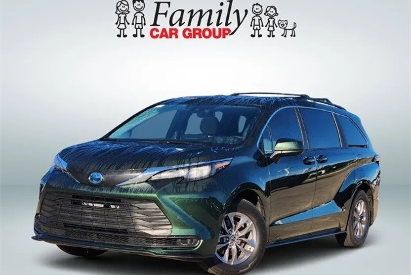 2025 Toyota Sienna LE photo 1