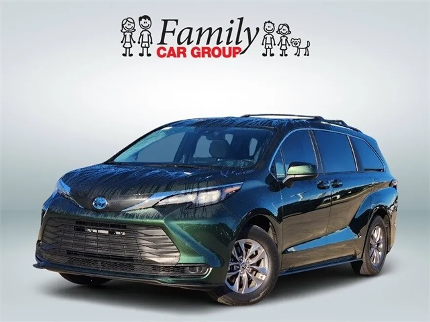 2025 Toyota Sienna LE photo 1