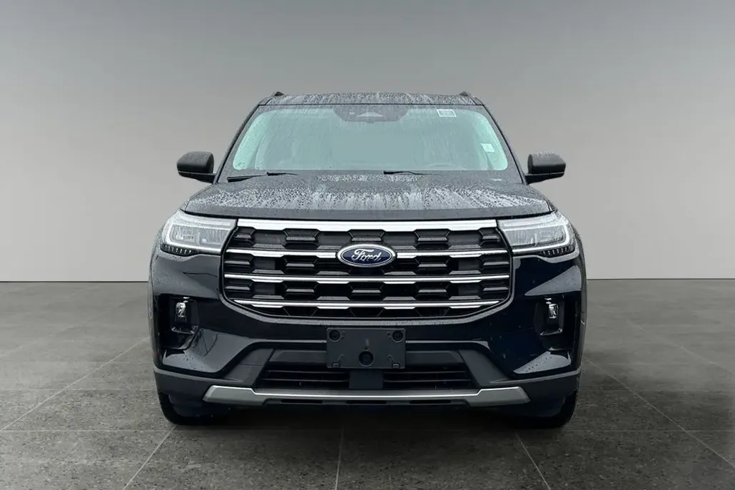 2025 Ford Explorer photo 1