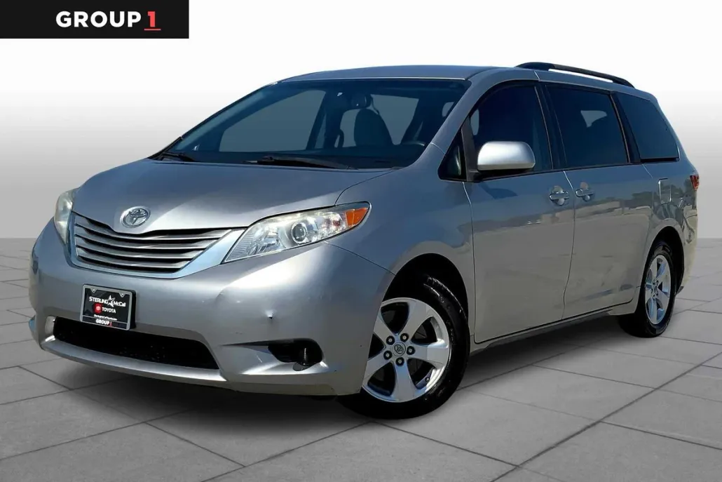 2017 Toyota Sienna LE photo 1