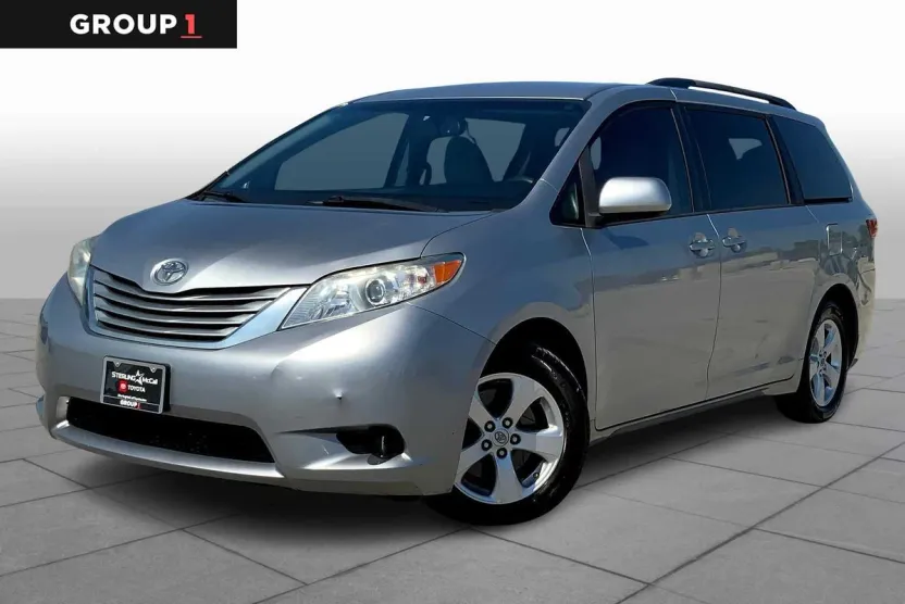 2017 Toyota Sienna LE photo 1