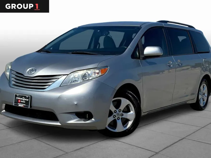 2017 Toyota Sienna LE photo 1