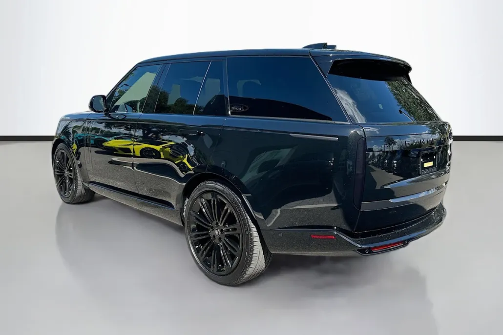 2025 Land Rover Range Rover SE photo 1