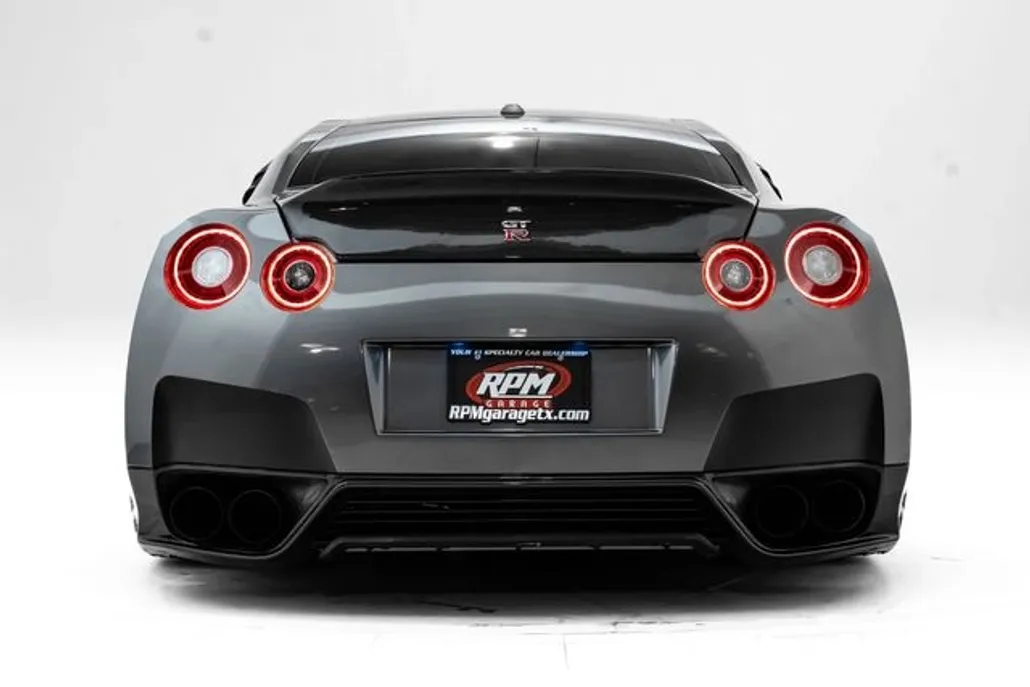 2010 Nissan GT-R Premium photo 1