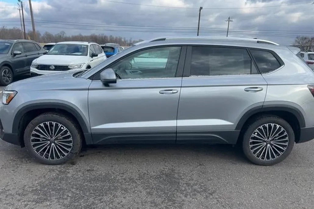 2025 Volkswagen Taos SE photo 1