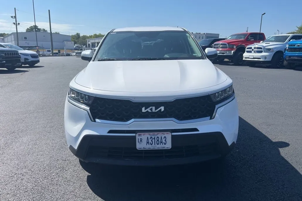 2023 Kia Sorento LX photo 1