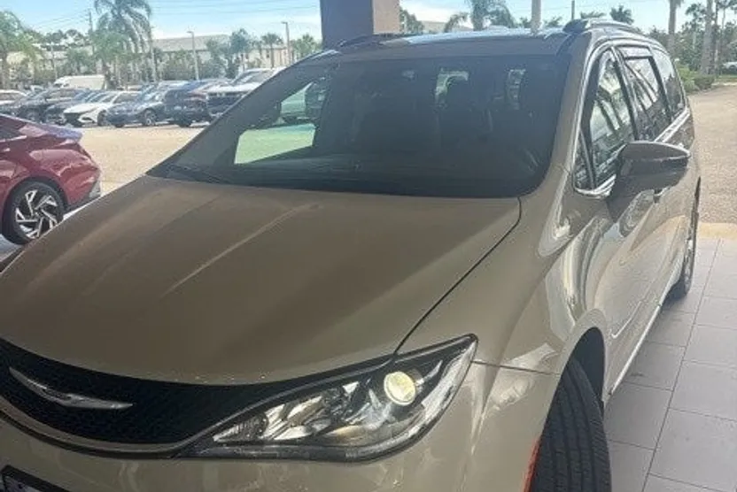 2017 Chrysler Pacifica Limited photo 1