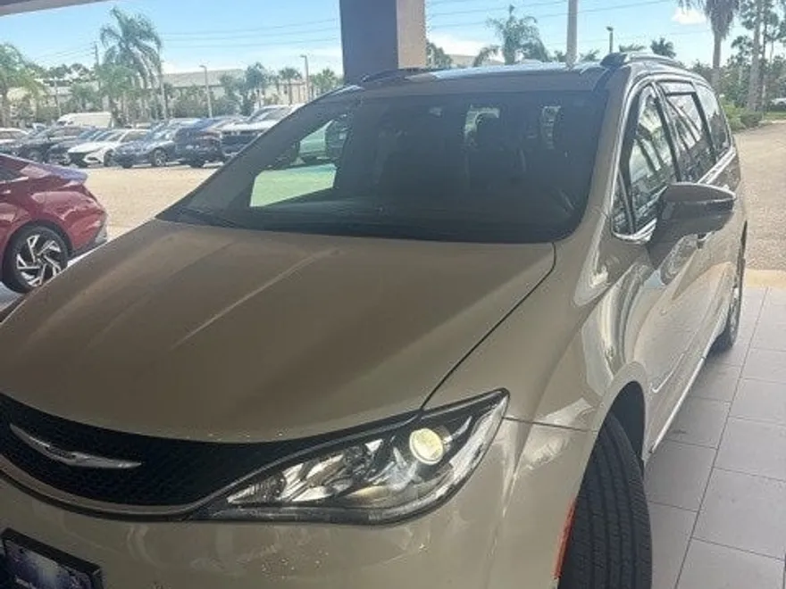 2017 Chrysler Pacifica Limited photo 1