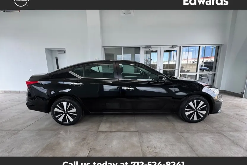 2022 Nissan Altima 2.5 SV photo 1