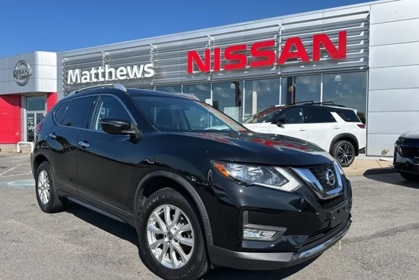 2017 Nissan Rogue SV photo 1