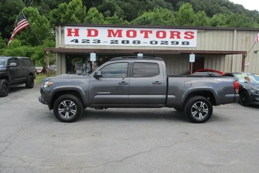 2017 Toyota Tacoma TRD Sport photo 1