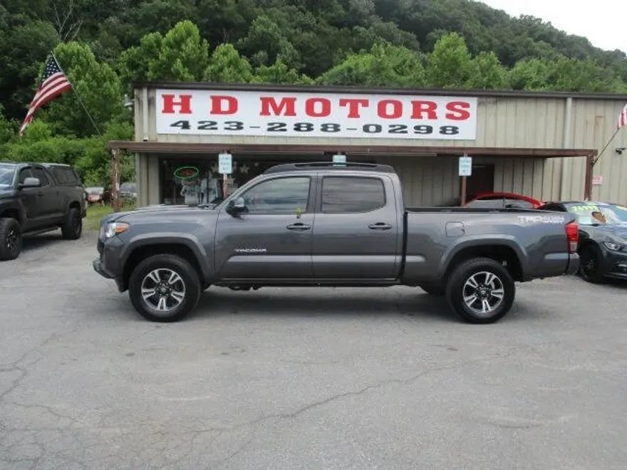 2017 Toyota Tacoma TRD Sport photo 1