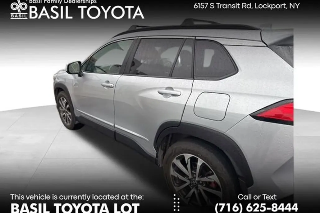 2022 Toyota Corolla Cross XLE photo 1