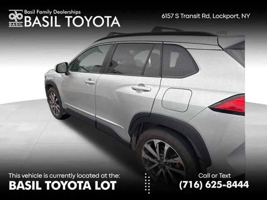 2022 Toyota Corolla Cross XLE photo 1