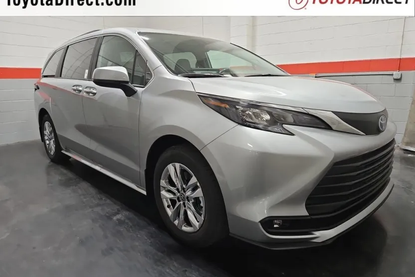 2025 Toyota Sienna XLE photo 1