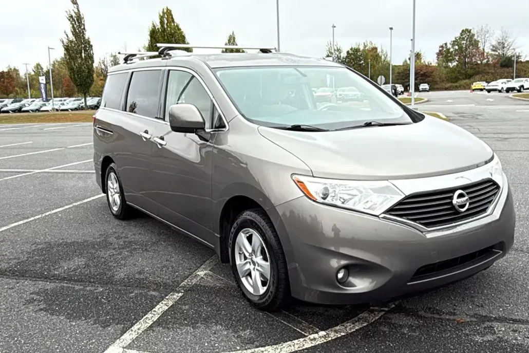2015 Nissan Quest SV photo 1