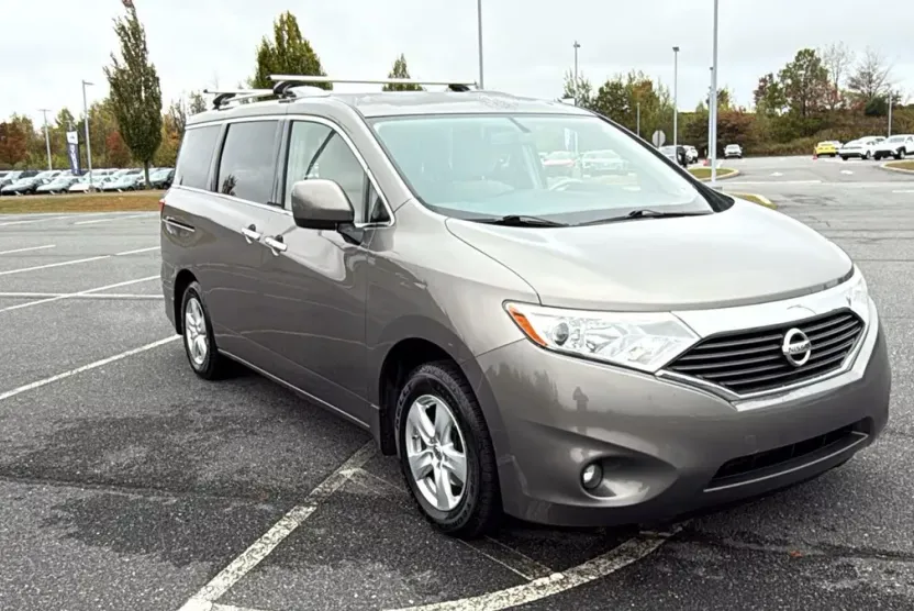 2015 Nissan Quest SV photo 1