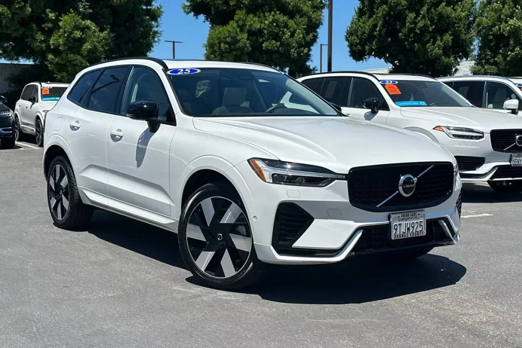 2025 Volvo XC60 Hybrid T8 Plus photo 1