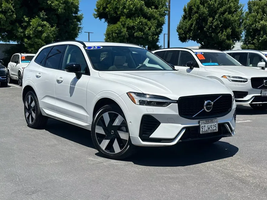 2025 Volvo XC60 Hybrid T8 Plus photo 1