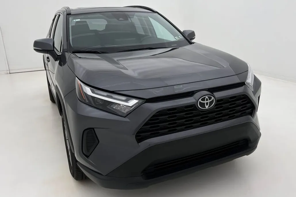 2024 Toyota RAV4 XLE photo 1