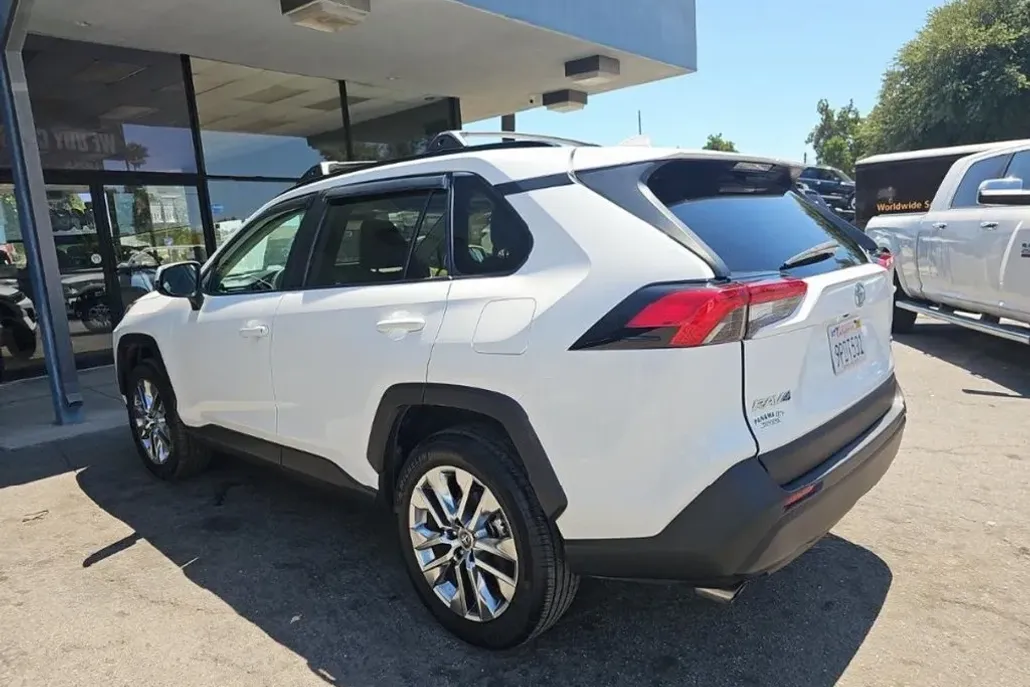 2019 Toyota RAV4 XLE Premium photo 1