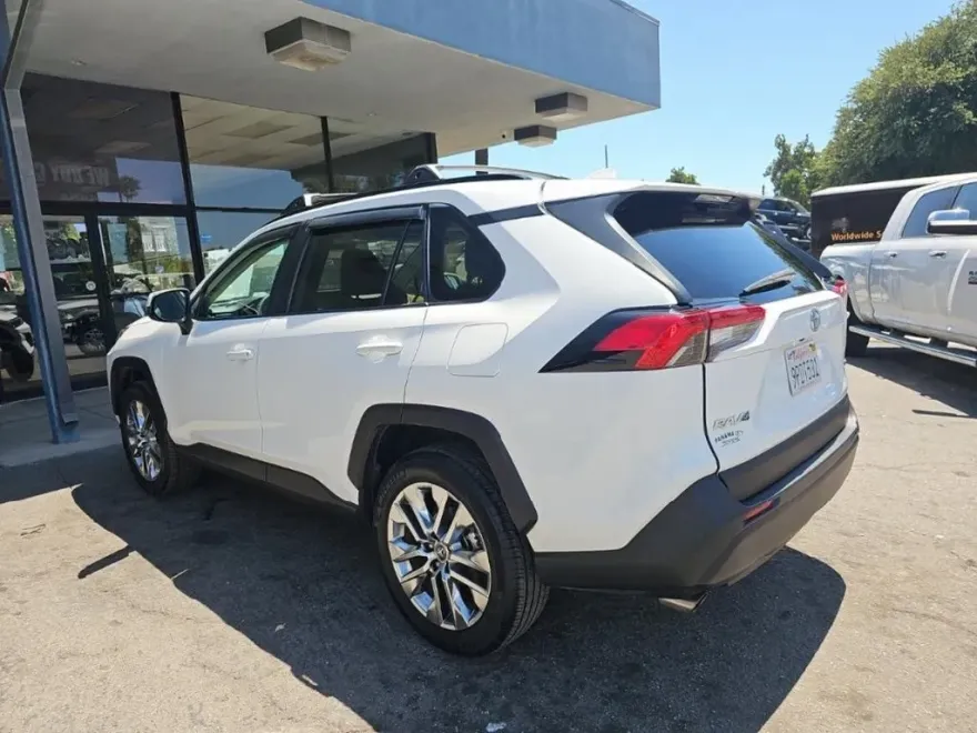 2019 Toyota RAV4 XLE Premium photo 1