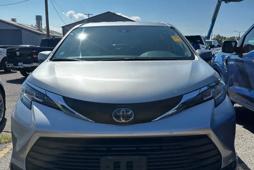 2023 Toyota Sienna LE photo 1