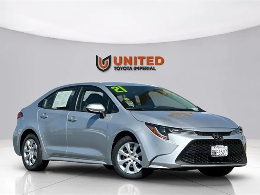 2021 Toyota Corolla LE photo 1
