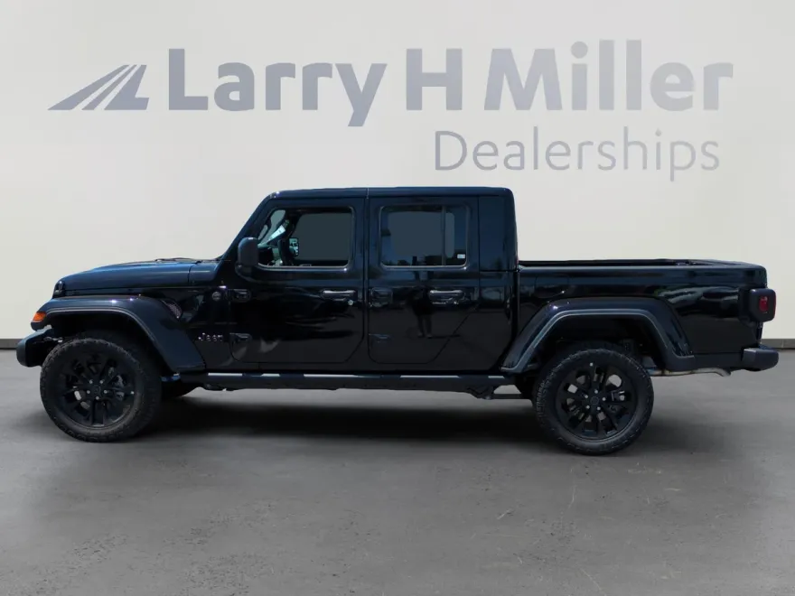 2025 Jeep Gladiator photo 2
