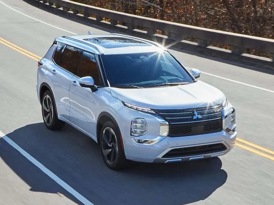 2022 Mitsubishi Outlander ES photo 1