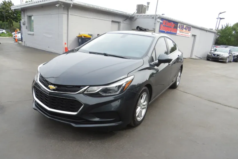 2018 Chevrolet Cruze LT photo 1