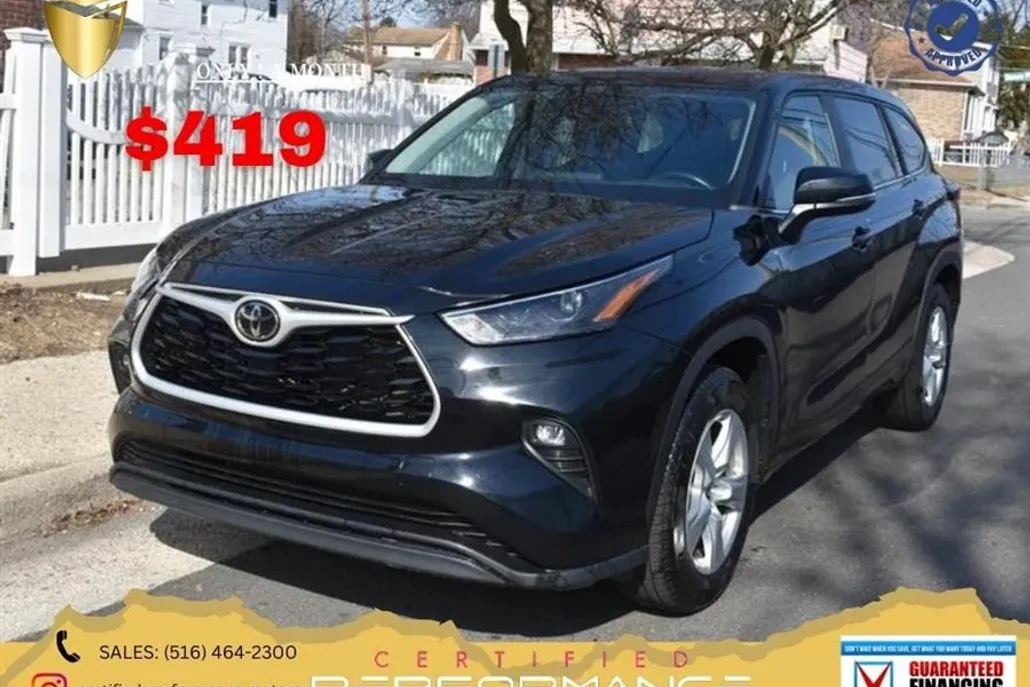 2024 Toyota Highlander LE photo 1