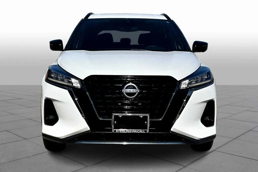 2023 Nissan Kicks SR photo 1