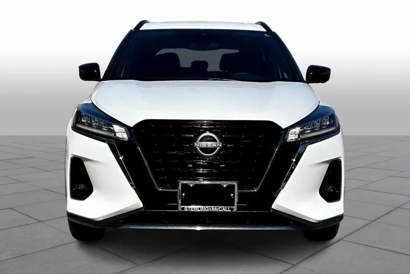 2023 Nissan Kicks SR photo 1