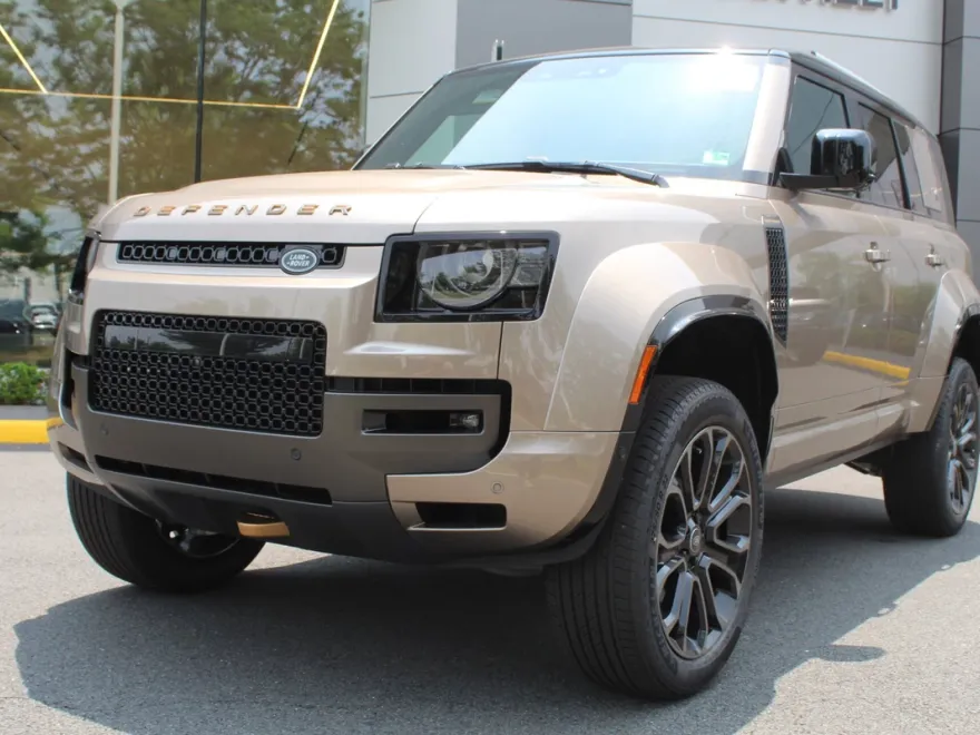 2025 Land Rover Defender 110 photo 1