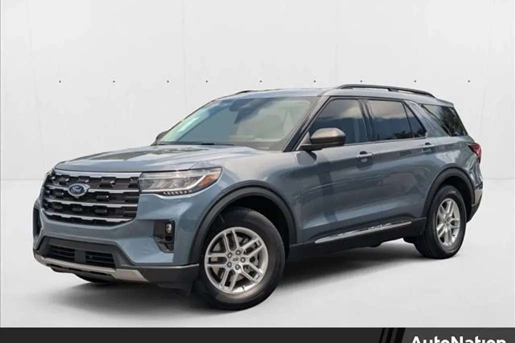 2025 Ford Explorer photo 1