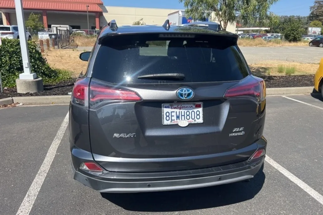 2018 Toyota RAV4 Hybrid XLE photo 1