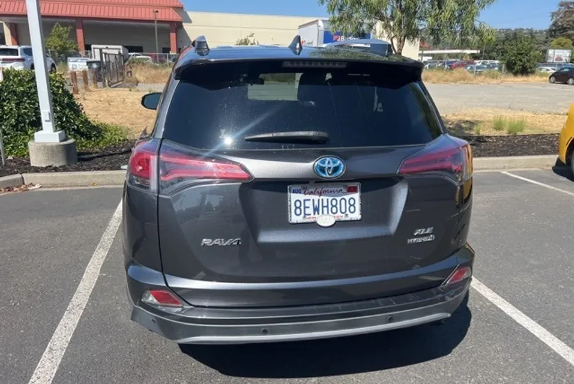 2018 Toyota RAV4 Hybrid XLE photo 1
