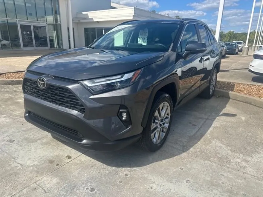 2022 Toyota RAV4 XLE Premium photo 1