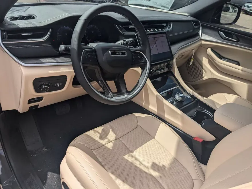 2025 Jeep Grand Cherokee Limited photo 1