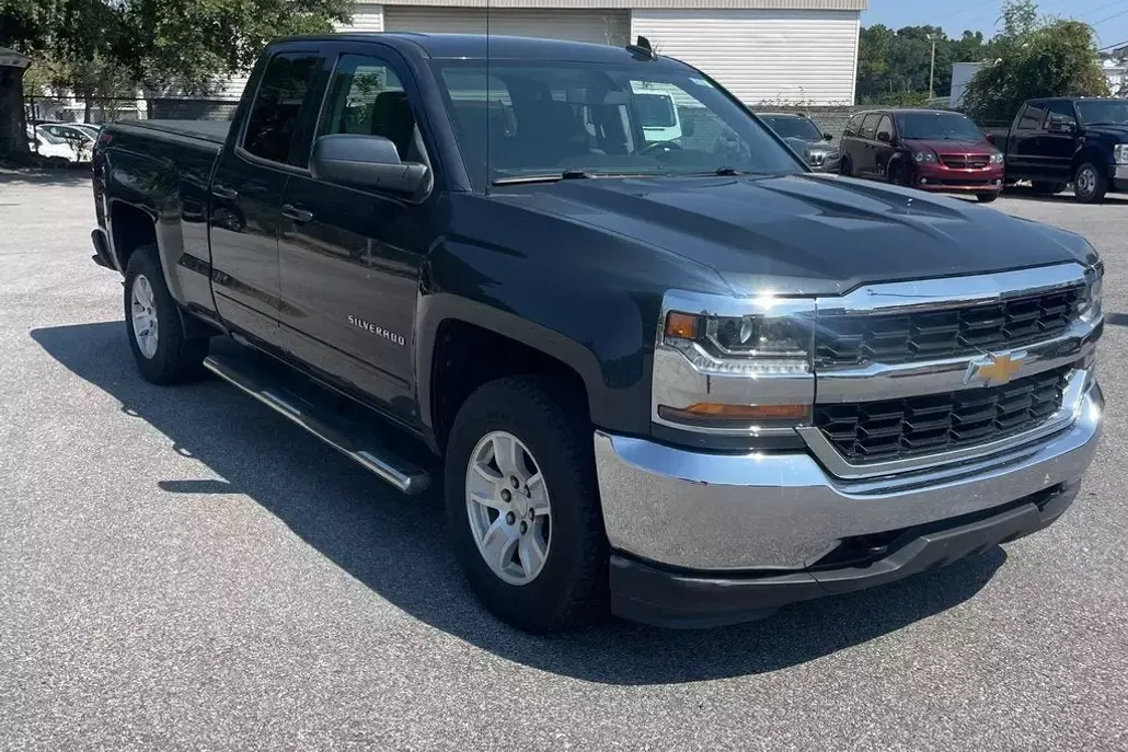 2018 Chevrolet Silverado 1500 LT photo 1