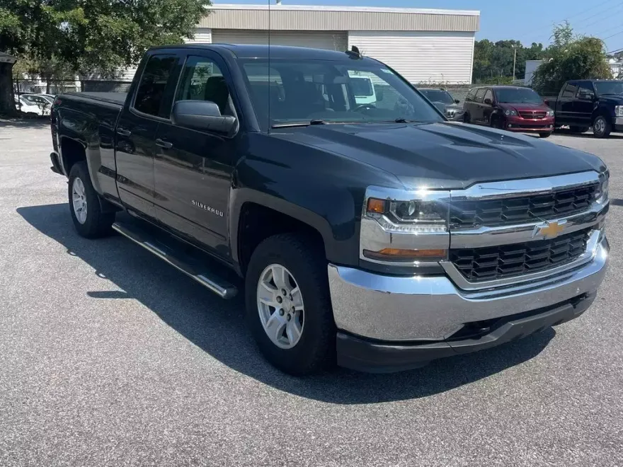 2018 Chevrolet Silverado 1500 LT photo 1