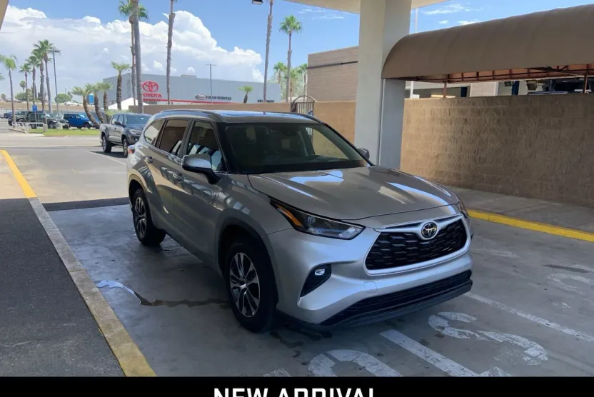 2024 Toyota Highlander LE photo 1