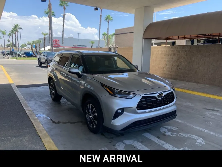 2024 Toyota Highlander LE photo 1
