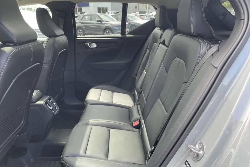 2026 Volvo XC40 AWD Plus photo 1